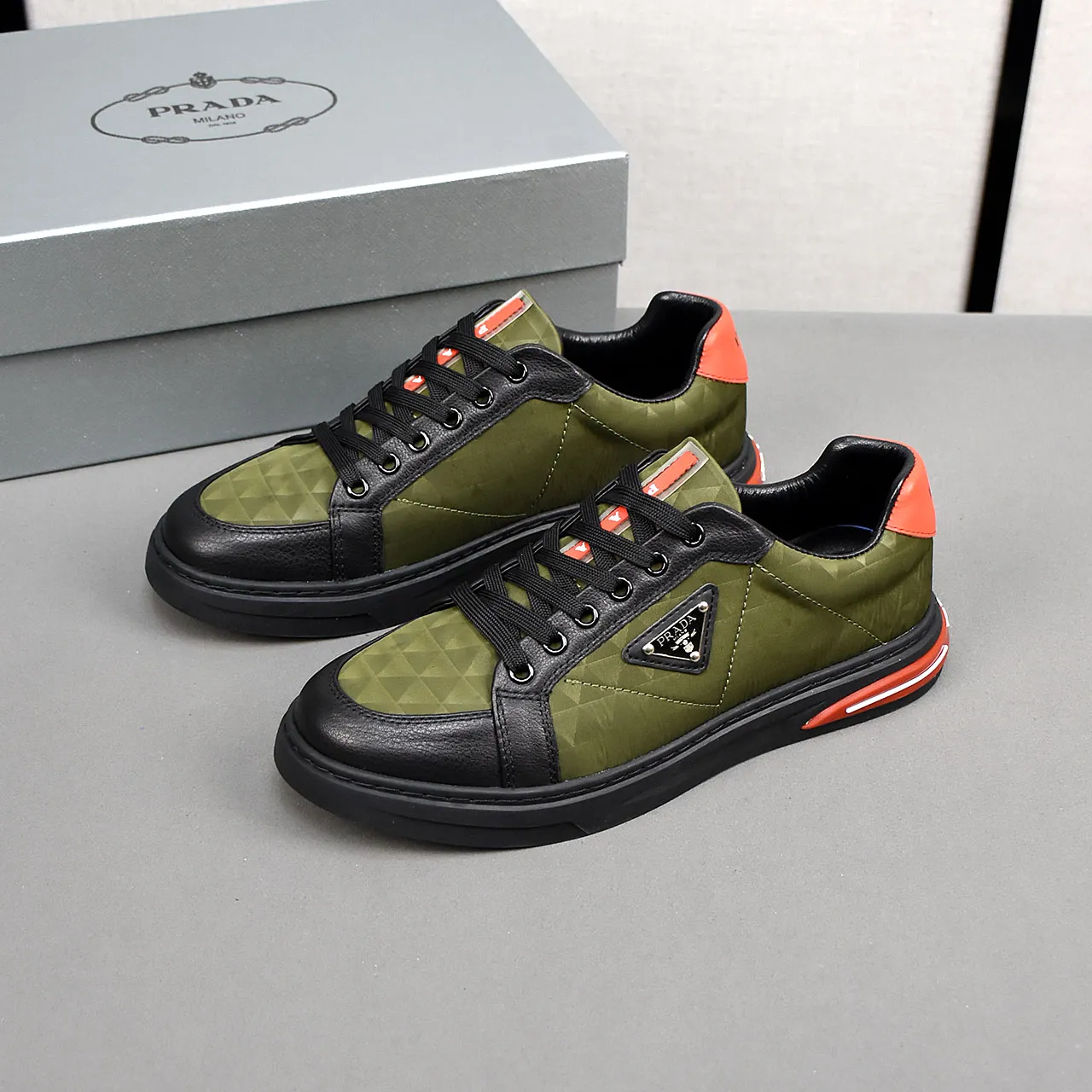 PP420🍄🍄🍄【Prada·PRADA】set off the audience! An international brand that is constantly innovating. This men's casual shoe is the original version. It is made of cowhide leather at a ratio of one to one at the store. It has leather feet and rubber non-slip outsole. It is breathable and comfortable. Quality speaks for itself. 👄38-44